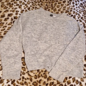 Stickad grå tröja  - Stickad grå tröja endast för 20 kr 
