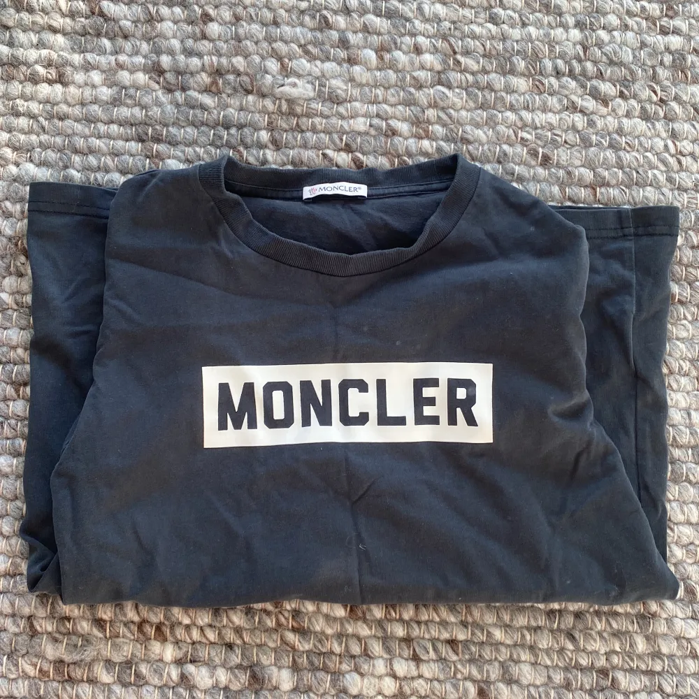 En Moncler T-shirt i storlek xs är bra skick änvönds några gånger annars inga defekter ordinarie pris 1100 mitt pris 550 . T-shirts.
