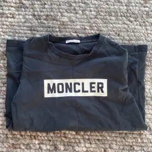 En Moncler T-shirt i storlek xs är bra skick änvönds några gånger annars inga defekter ordinarie pris 1100 mitt pris 550 