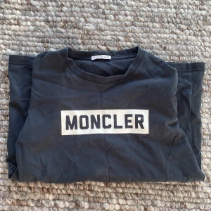 Moncler T-shirt  - En Moncler T-shirt i storlek xs är bra skick änvönds några gånger annars inga defekter ordinarie pris 1100 mitt pris 550 