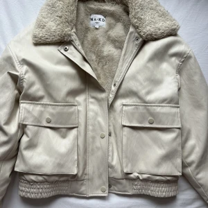 Nakd jacka - Supersnygg och fräsch höst/vinterjacka som är i princip oanvänd❣️❣️Storlek 36/S men passar även M! Insidan är jättemysig och bekväm☺️