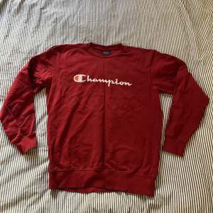 Röd champion sweatshirt i storlek L, fint skick❤️ säljer via köp nu