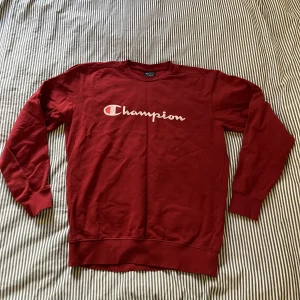 Röd champion sweatshirt - Röd champion sweatshirt i storlek L, fint skick❤️ säljer via köp nu