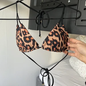 Leopard bikiniöverdel  - Jätte fin bikiniöverdel. Tyvärr klippt bort lappen så vet inte storleken, men jag har för mig att den är i S. Köparen står för frakten💕💕