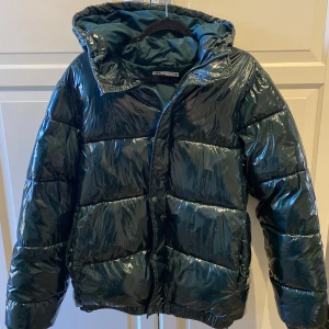 Grön vinterjacka från zara - Säljer den här fina gröna vinterjackan ifrån Zara storlek S passar både killar och tjejer. Är glansig och puffig är knappt använd.☺️