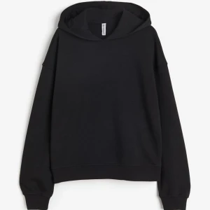 Svart hoodie från H&M  - Säljer denna svarta hoodie från H&M! Mycket bra kvalitet, storlek xs, köpte för 199kr och säljer för 130kr!