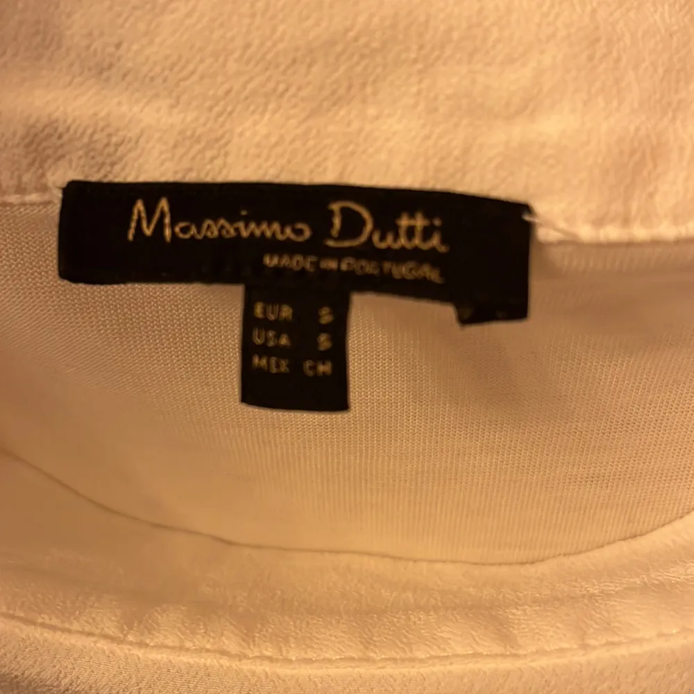 Säljer denna super söta off-shoulder tröja från Massimo Dutti i strl S. Säljer då den inte riktigt är min stil. Dm för fler bilder eller frågor💕💕💕. Blusar.
