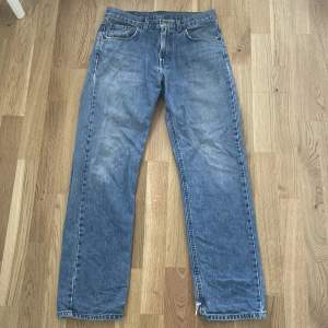 Skitsnygga ljusblåa jeans från Mc.Gordon. Jeansen har tecken på användning med är fortfarande i väldigt bra skick! 💓  Mått: Längd på byxorna - 105cm Läng rakt över midjan - 40cm Innerbenslängden- 71cm (Kom priv angående mer frågor) 
