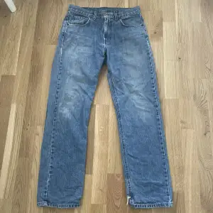 Skitsnygga ljusblåa jeans från Mc.Gordon. Jeansen har tecken på användning med är fortfarande i väldigt bra skick! 💓  Mått: Längd på byxorna - 105cm Läng rakt över midjan - 40cm Innerbenslängden- 71cm (Kom priv angående mer frågor) 