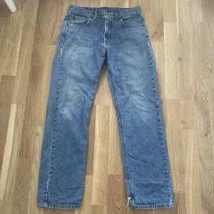 Jeans - Skitsnygga ljusblåa jeans från Mc.Gordon. Jeansen har tecken på användning med är fortfarande i väldigt bra skick! 💓  Mått: Längd på byxorna - 105cm Läng rakt över midjan - 40cm Innerbenslängden- 71cm (Kom priv angående mer frågor) 