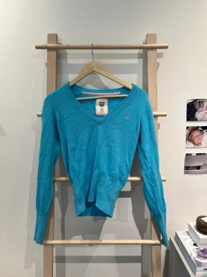 Unik tjocktröja från gant! - Så söt blå och rosa tjocktröja från GANT! Skulle säga att färgen är lite ljusare irl än vad den blir på bilderna fyi!! Hör av dig för fler bilder🥰