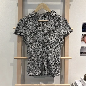 Söt leopard tröja från divided! - Säljer denna svartvita leopardskjortan från divided! Hör av dig för fler bilder🥰