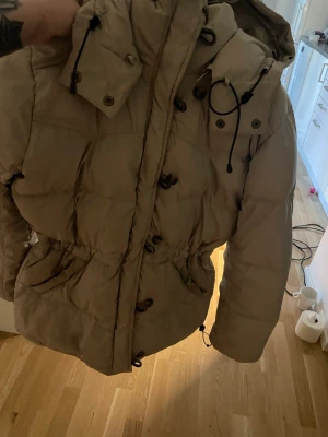 Boomerang  - Jättefin jacka som är varm/skön.  Inga fel på den förutom att ens dragkedjehållaren har lossnat men går att köpa en för kanske 60 kr