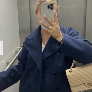 Coat  - Säljer denna fina Gina Coat från Designbysi pga att den inte kommer till användning längre.  Strl Xs/s men skulle säga att den passar M också🫶🏽