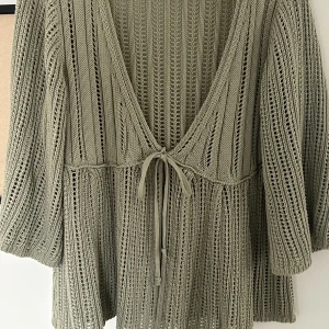 Kofta från Djerf Avenue  - En helt oanvänd kofta från Djerf Avenue! Råkade beställa 2 så säljer en❤️en otrolig fin färg och passar många då man kan knyta den själv! Bara skriv till mig om du undrar något eller vill ha fler bilder! Köpt för 1099 kr! 