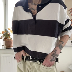 Randig rugbytröja Weekday  - Svart-vit randig tröja från Weekday i croppad oversized modell. Använd men i väldigt fint skick. 