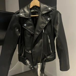 Skinnjacka - Fkn skinnjacka från Zara!! Använd fåtal gånger🖤