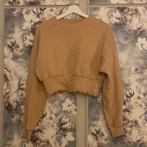 Tröja - En beige/ljusrosa kortare långärmad tröja från H&M i storlek s. Använd 2 gånger.