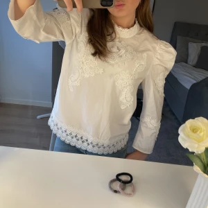 Zara blus - Säljer nu denna SJUKT snygga tröjan från zara, sååå unik å så snyggt broderad💋🥂Pris går att diskutera!