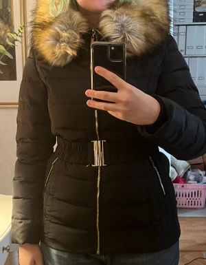 Vinterjacka - Aldrig använd vinterjacka med huva från Roco Baroco. Leopard print foder. Beltet är avtagbart. 