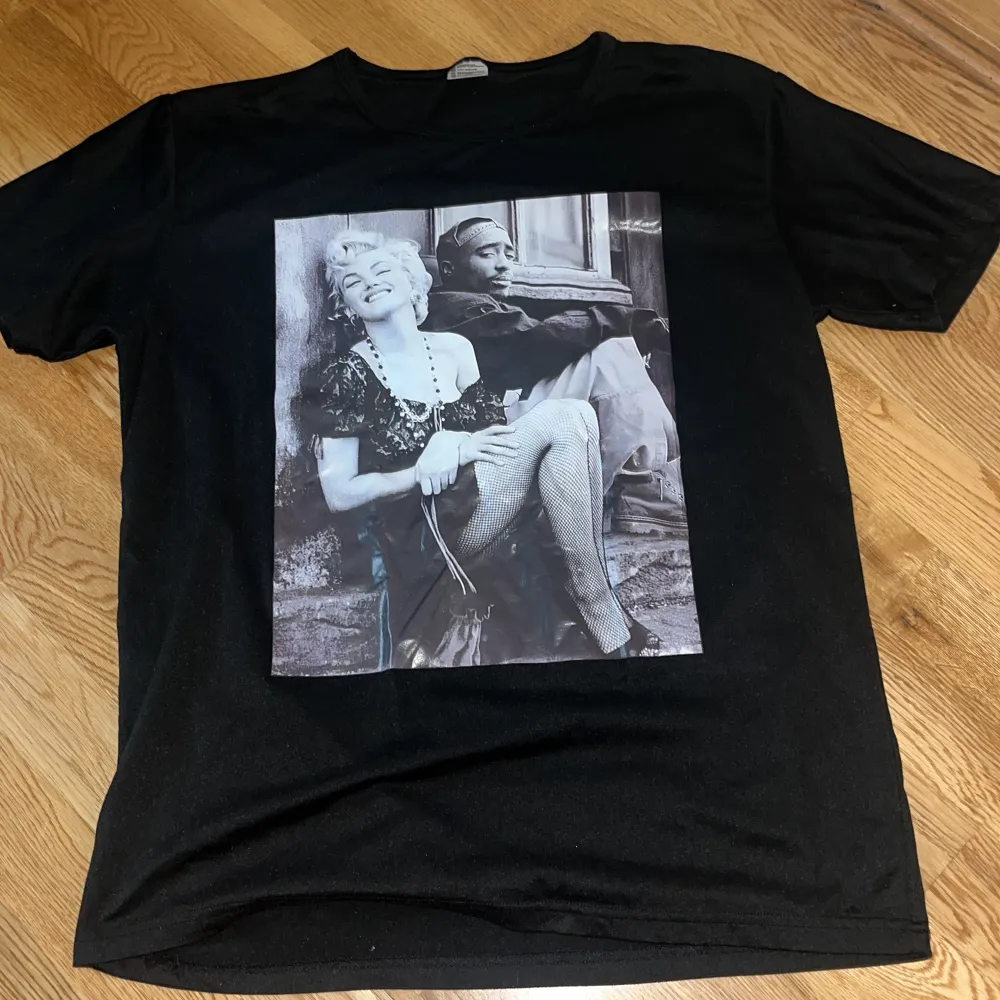 Marylin Monroe och 2pac T-shirt designad själv. Inga skador. T-shirts.