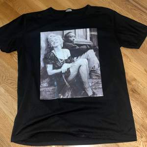 Marylin Monroe och 2pac T-shirt designad själv. Inga skador