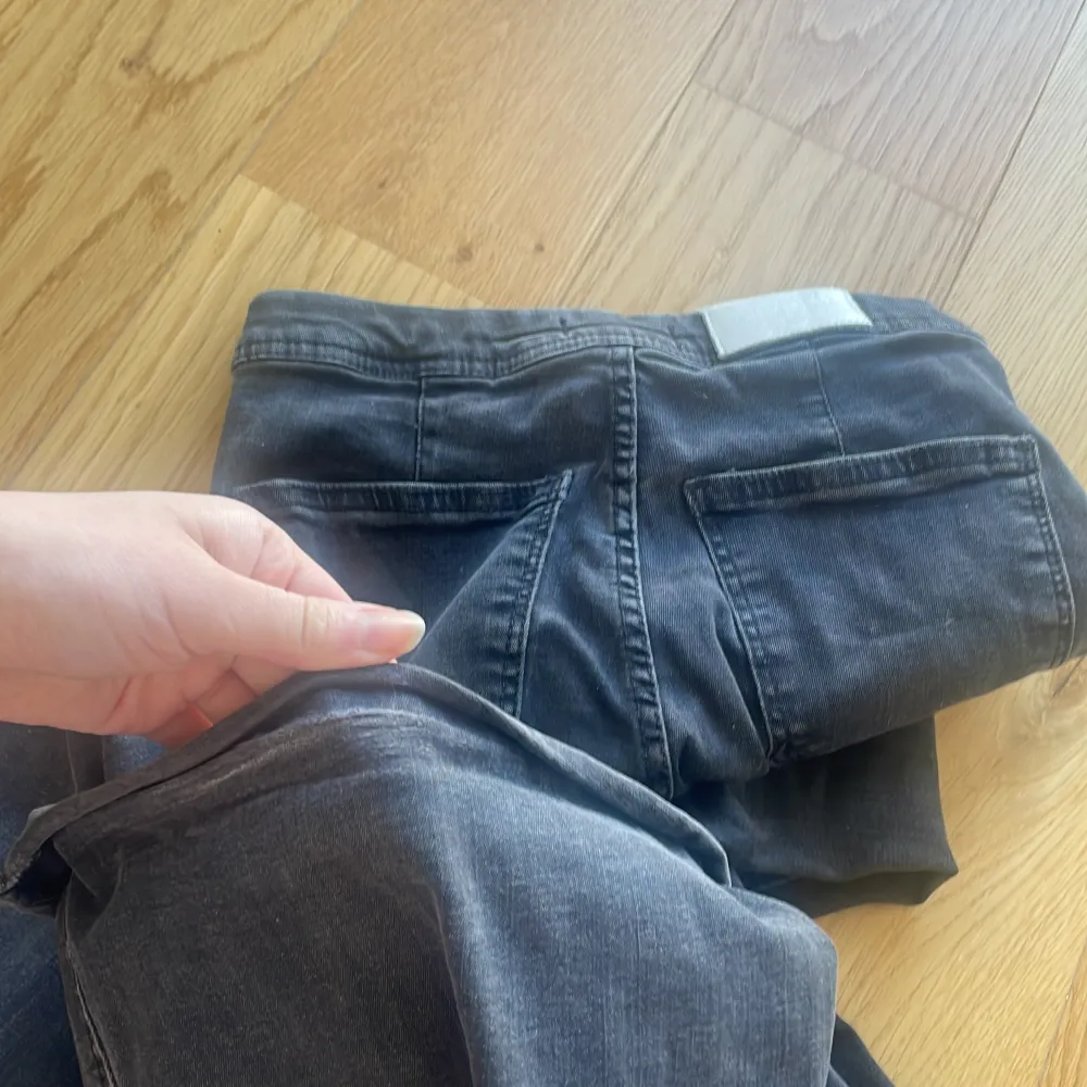 Välanvänd, fläckar uppkommer men ska kunna tvättas bort. Jeans & Byxor.
