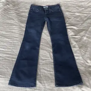 Supersnygga lågmidjade jeans från Lee. I nyskick. Midjemåttet 36 cm tvärs över och Innerbenslängden 77 cm. 
