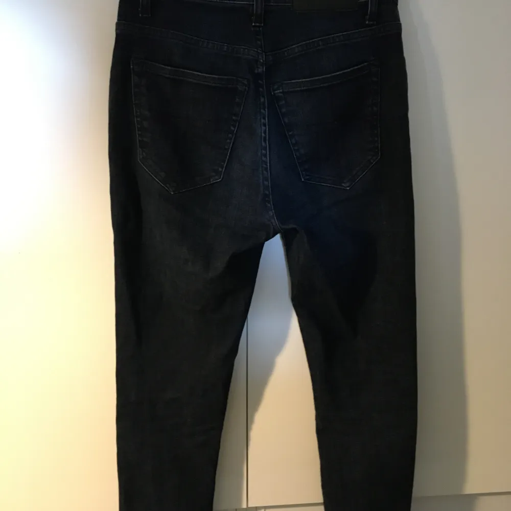 Mörkblå klippta jeans från Tiger of Sweden strl 34. Jeans & Byxor.