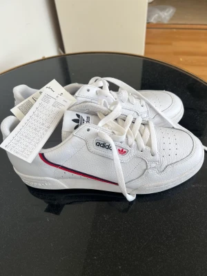 Adidas 80’s - Nyskick, prislapp på