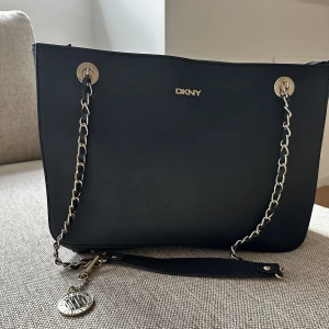 Dkny väska  - Säljer min väska som är i bra skick, knappt använd. Den är äkta.