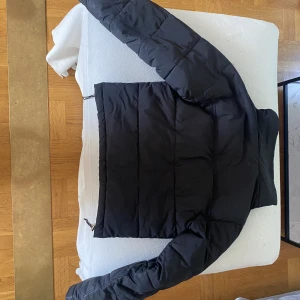 Svart vinterjacka  - Svart tjock/varm vinterjacka från Gina tricot ny pris 599kr använd några gånger 