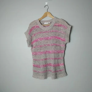 Supersnygg stickad tröja! - Så fin och jättefin rosa färg.  Passar att ha på dig när som helst😊🕺🕺