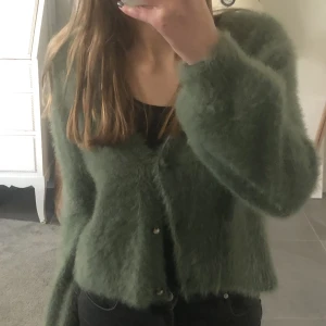 Fluffig grön kofta - Fluffig grön kofta med fina detaljer på. 😊 Köpte på H&M för några år sedan men endast använd någon enstaka gång. Hör av dig vid frågor och tryck gärna på köp nu! 💗💗