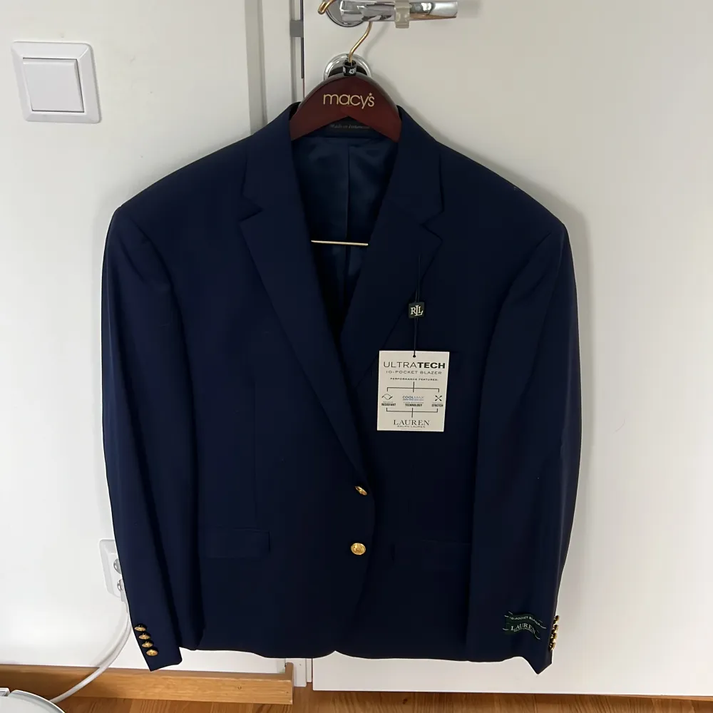 Helt ny Ralph Lauren kavaj med etiketter etc.  Inköpt i USA för 259 dollar. Strl. 43 Regular, skulle säga att det motsvarar stor L, och liten XL.  . Kostymer.