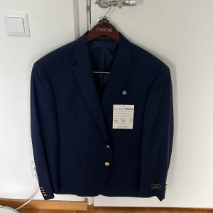 Ralph Lauren Kavaj  - Helt ny Ralph Lauren kavaj med etiketter etc.  Inköpt i USA för 259 dollar. Strl. 43 Regular, skulle säga att det motsvarar stor L, och liten XL.  