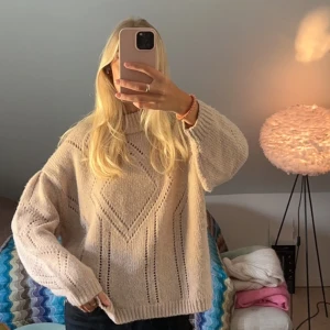 Wool tröja - Köpt för några år sedan på Hm, finns därför inte kvar i sortimentet. Använd men i jättebra skick! Frakt tillkommer