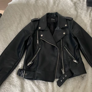 Skinnjacka  - Säljer denna skinnjackan från zara då den inte längre kommer till användnin💓Har några skador vid armhålorna💓Nypris 600kr💓 