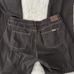 Bruna low rise bootcut jeans!  - Sjukt snygga bruna low rise bootcut jeans! Säljer för att dem inte passar mig! 