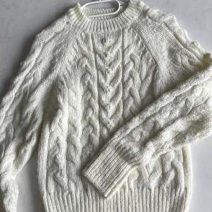 Stickad  - I bra skick! Vit jättemysig stickad tröja säljer för den inte används längre! Pris kan diskuteras 