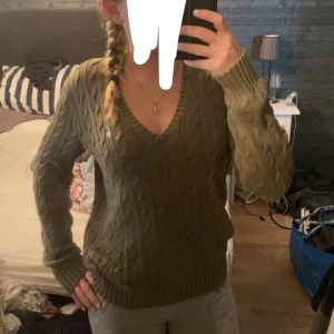 Militär grön Ralph Lauren tröja - Jätte fin och skön Ralph Lauren tröja köpt i våras! Endast lite använd o väldigt mjuk i skön! Själva lappen i nacken har ja klippt bort för ja tyckte den kliade, men tröjan är äkta (se märket)Köpt för 2195 o säljer för 350kr! Kan absolut tänka mig sänka! 