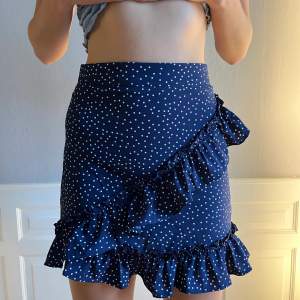 En jättefin kjol som tyvärr blivit lite för liten! Den är i bra skick och ser oanvänd ut💕