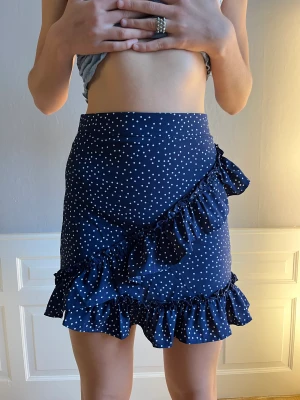 Kjol - En jättefin kjol som tyvärr blivit lite för liten! Den är i bra skick och ser oanvänd ut💕