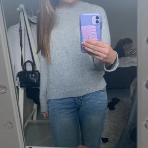 Stickad tröja - En stickad grå tröja från vero Moda, basic och passar till allt. Den är använd men inte jätte knottrig. Har en fläck på insidan av armen men går att få bort. Ny pris 279