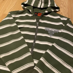 Grön hoodie - Bra skick, lite nopprig