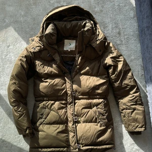 Boomerang Classic Down Jacket  - Bommerang jacka stlr xs. Grön brun i färgen. I nytt skick
