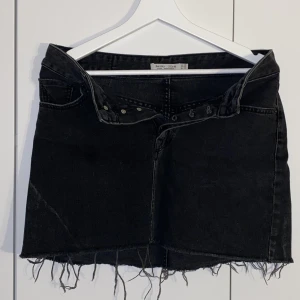 Jeanskjol - Svartgrå jeanskjol i storlek 38 från Bershka.