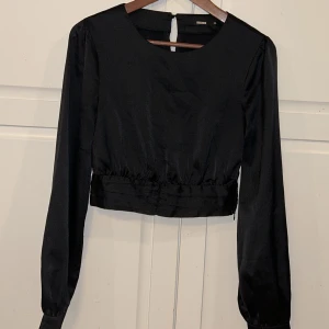 Satin tröja  - Storlek xs, knappt använd 100kr