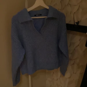 Tjocktröja blå - Blå tjocktröja, gina trikot. Small  Bra, men använt skick