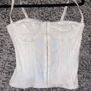 Korset - Säljer en vit korset, skulle passa de flesta kuporna då dom e stretchiga. Passar mig som har C. (Spännbara band)